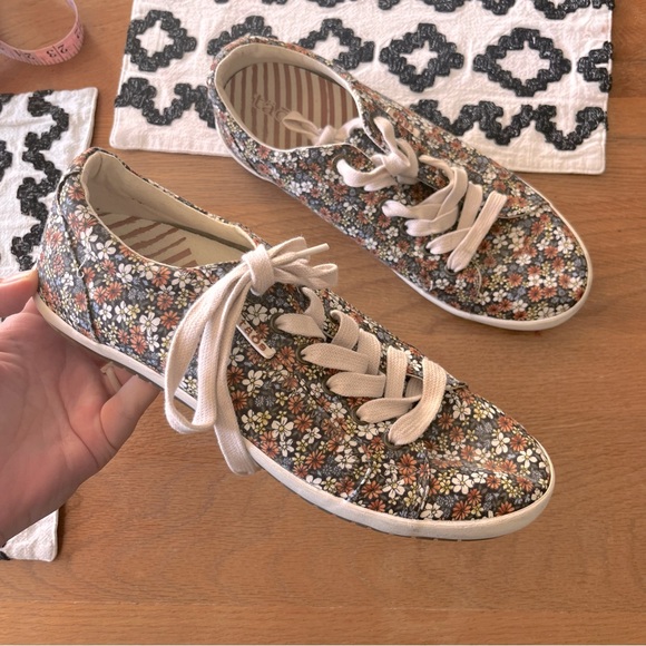 Taos Footwear Star Floral Ditsy Flowers Boho Lace Up Sneakers womens size 10 - Picture 1 of 8